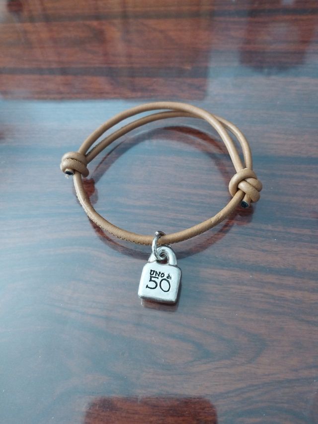 Pulsera cuero uno de 50 adaptable