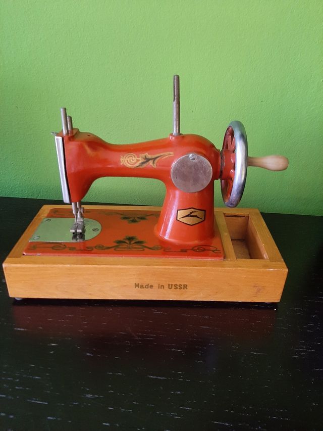 Macchina da cucire giocattolo vintage