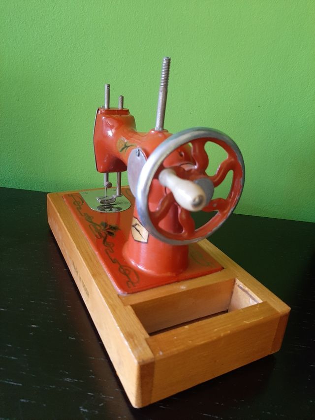 Macchina da cucire giocattolo vintage