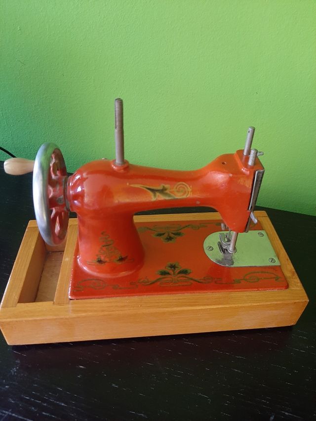 Macchina da cucire giocattolo vintage