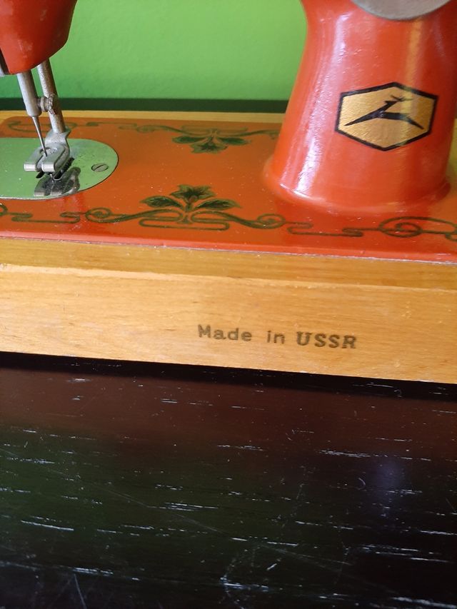 Macchina da cucire giocattolo vintage