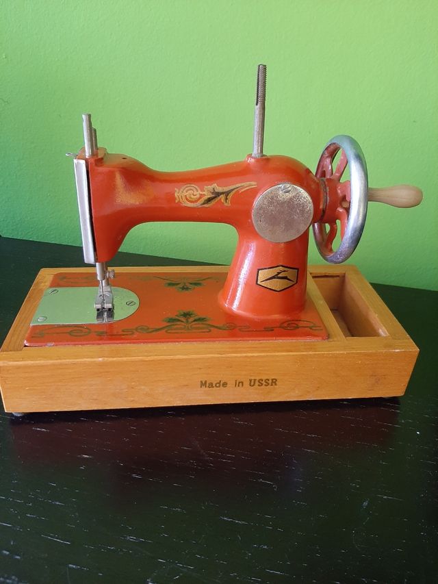 Macchina da cucire giocattolo vintage