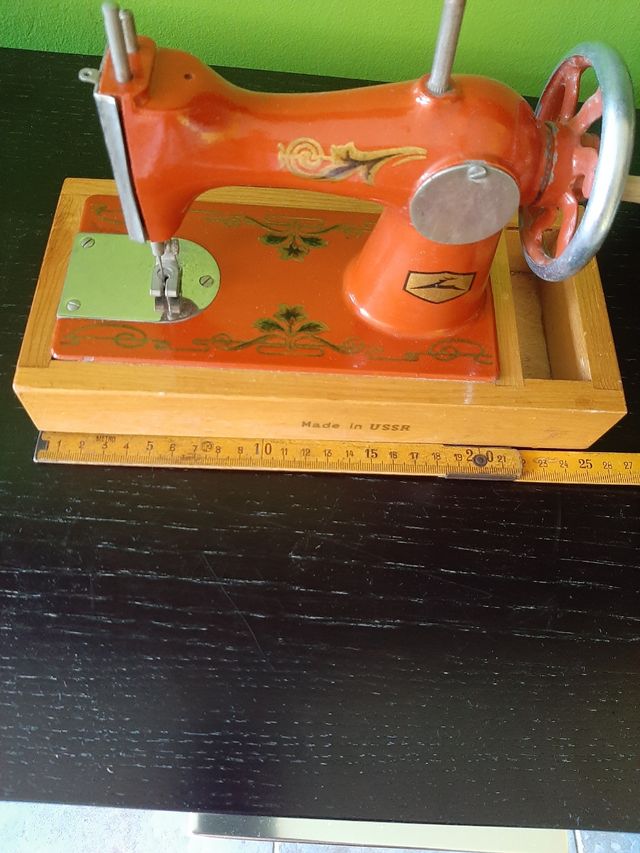 Macchina da cucire giocattolo vintage