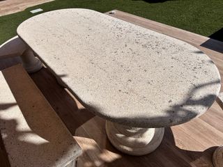 Mesa piedra con bancos