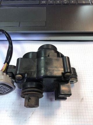 Servomotor escape yamaha fzr1000