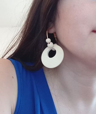 Pendientes dorados y madera natural