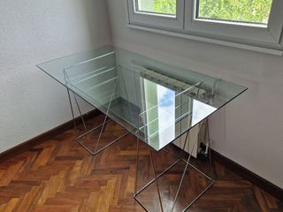 Mesa de cristal y silla