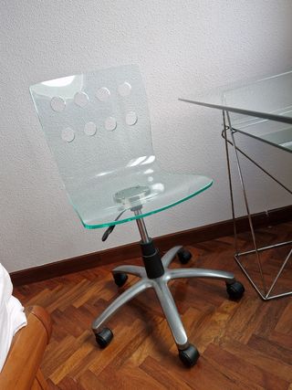 Mesa de cristal y silla
