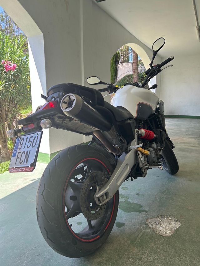 Moto de 650 cc Yamaha MT 03