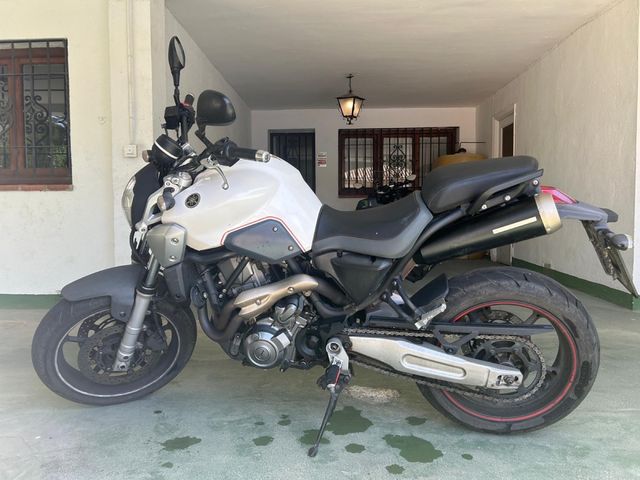 Moto de 650 cc Yamaha MT 03