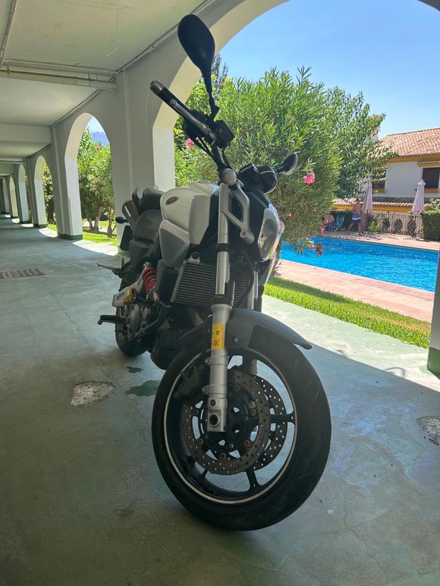 Moto de 650 cc Yamaha MT 03