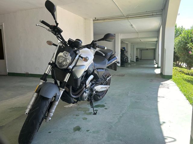 Moto de 650 cc Yamaha MT 03