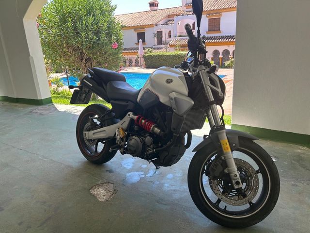 Moto de 650 cc Yamaha MT 03