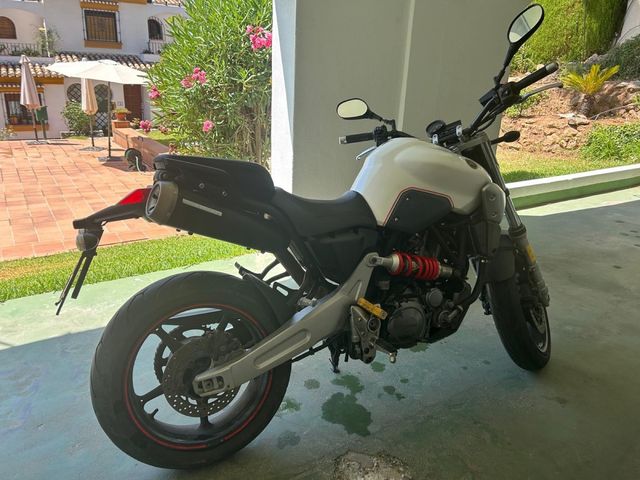 Moto de 650 cc Yamaha MT 03