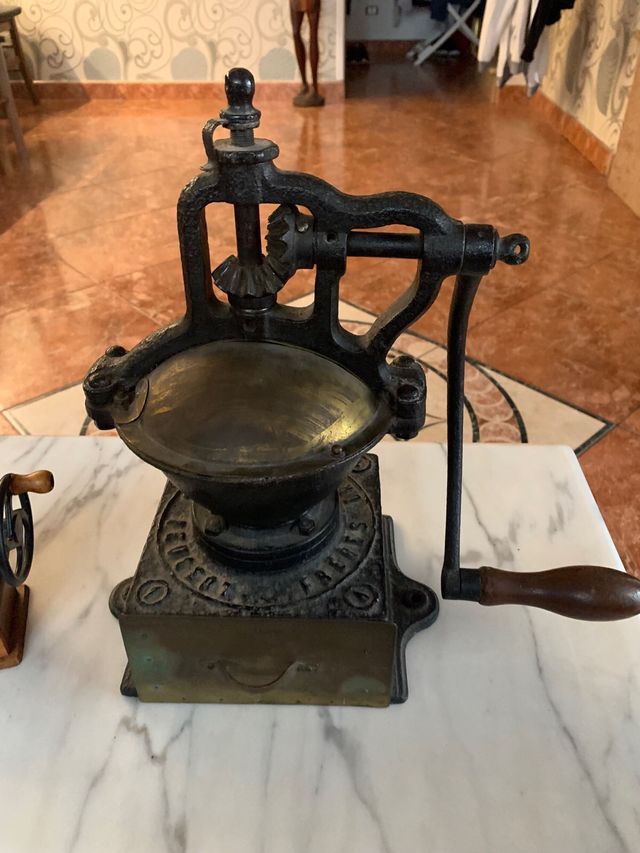 Macinino antico Peugeot primi 900 ghisa