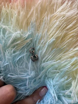 Corona colgante pandora charm