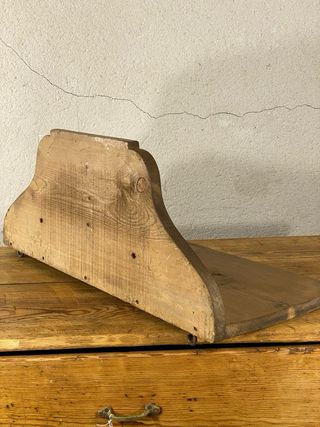 Antiguo estante rústico de pino