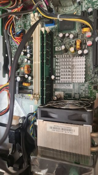 Ordenador de sobremesa con el  monitor incluido.