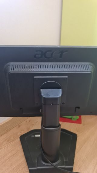 Ordenador de sobremesa con el  monitor incluido.