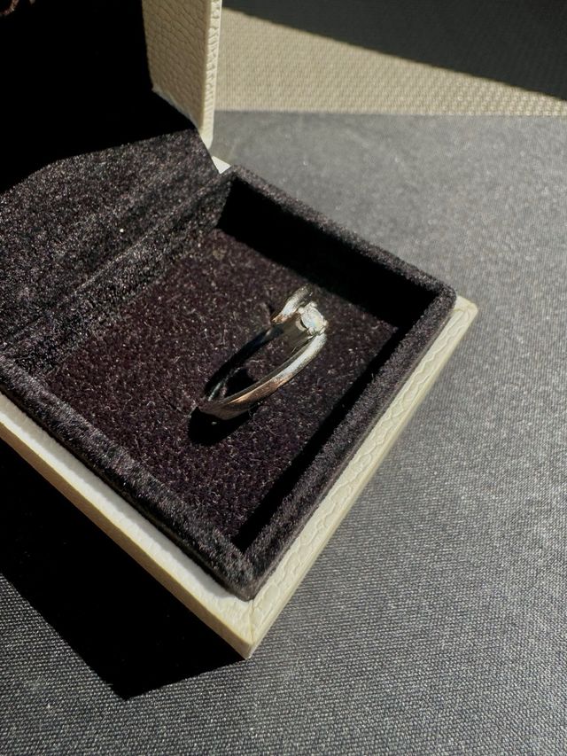 Anillo de compromiso oro blanco y diamante Luzz