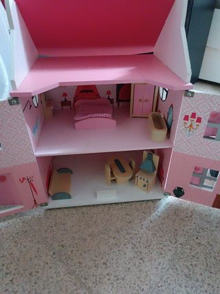 Casa de muñecas de madera