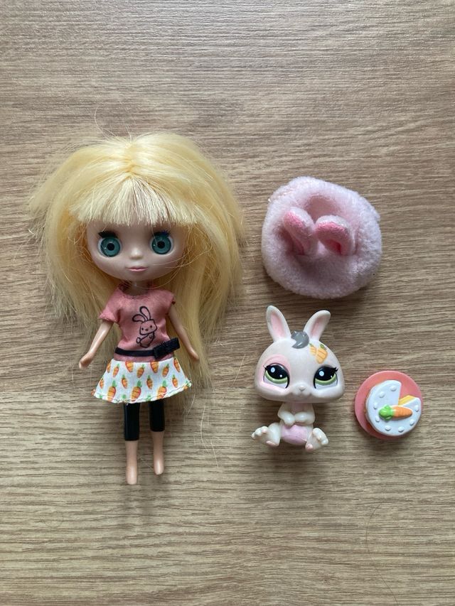 Muñeca Blythe y conejo Littlest PetShop