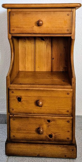 Mesita auxiliar de madera color nogal