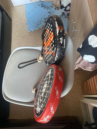 Dos palas de padel.
