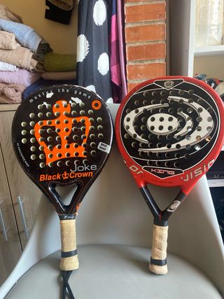 Dos palas de padel.