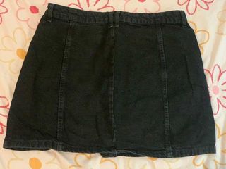 Falda vaquera negra con botones 