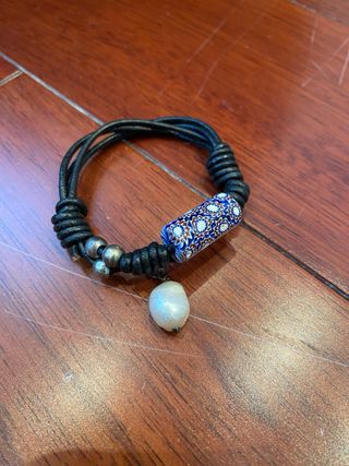 Pulsera cuero negro con pieza de murano y perla
