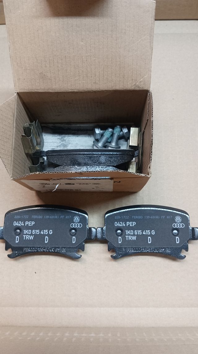 Juego de pastillas traseras 1K06984541G