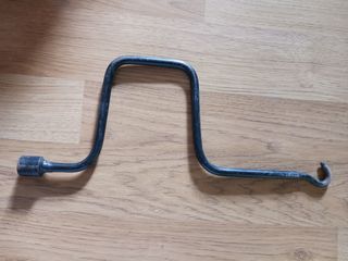 Llave para cambio de rueda de coche