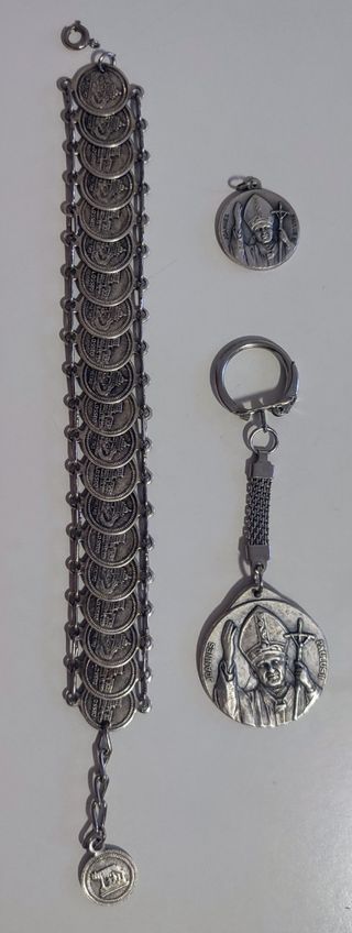 Joyas,pulsera, llavero y medalla de plata (creo)
