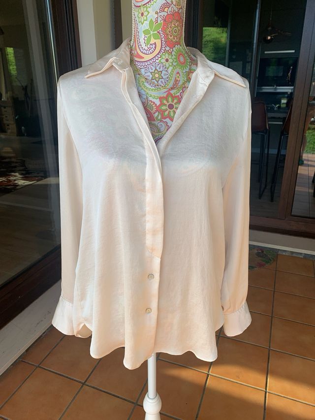 bonita camisa en tono neutro y tela asatinada