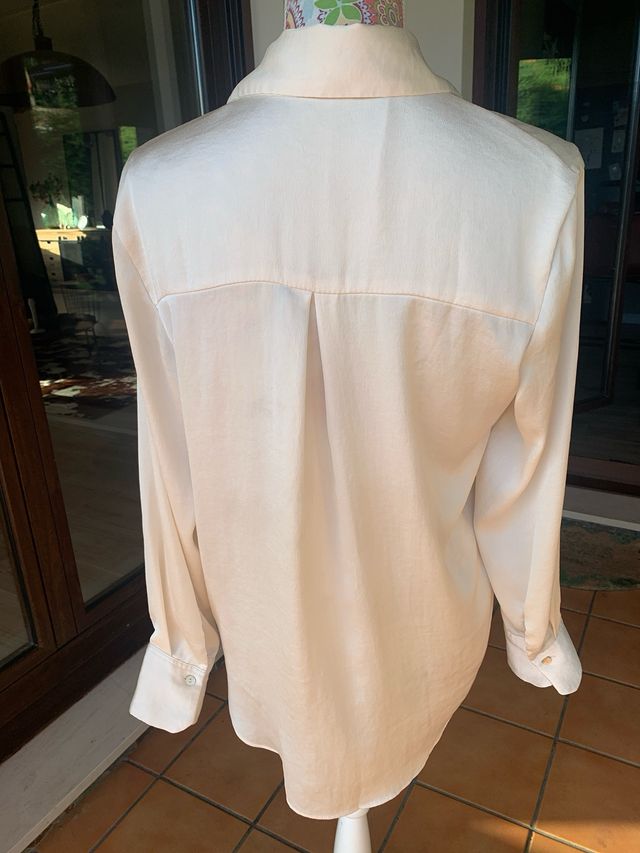 bonita camisa en tono neutro y tela asatinada