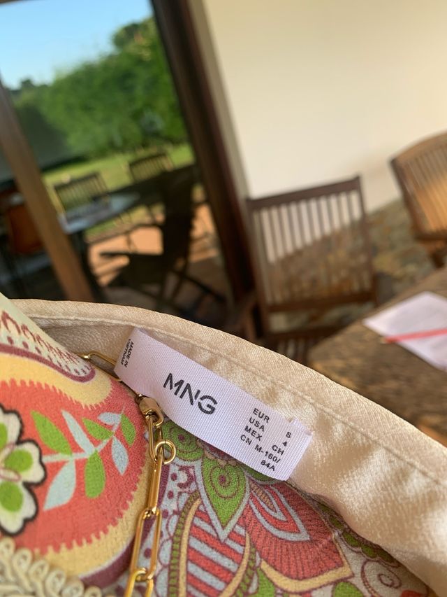 bonita camisa en tono neutro y tela asatinada