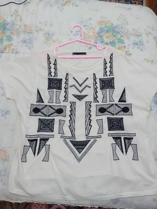 camiseta con abalorios de sfera
