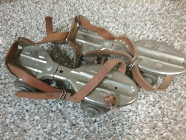 Patines de metal y cuero años 70