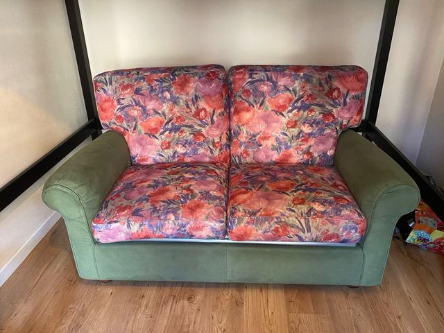 Due divani a due posti (vendo anche separati)