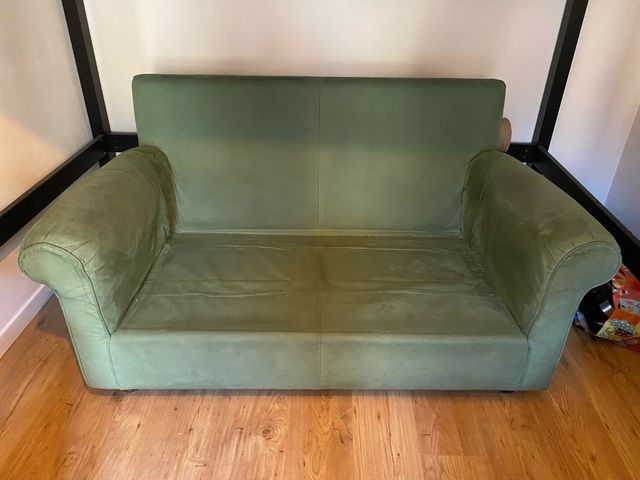 Due divani a due posti (vendo anche separati)