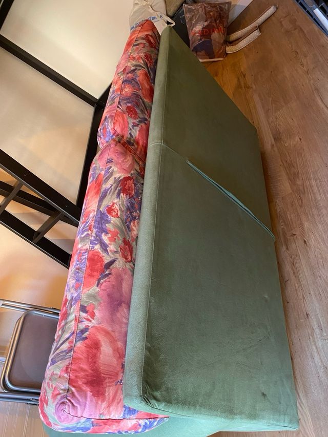 Due divani a due posti (vendo anche separati)