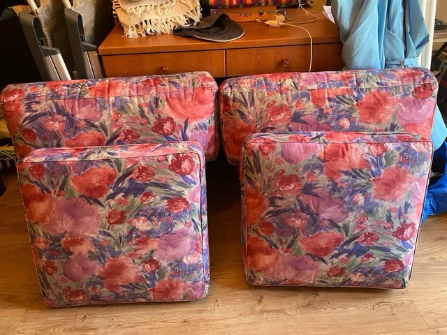 Due divani a due posti (vendo anche separati)