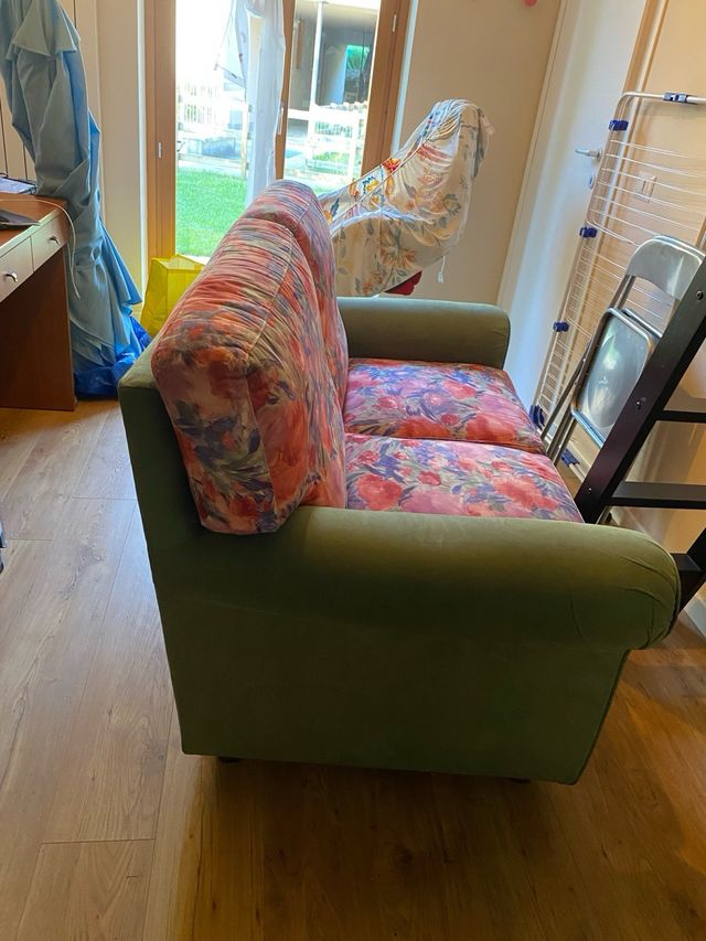 Due divani a due posti (vendo anche separati)