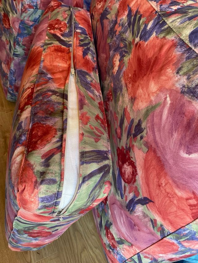 Due divani a due posti (vendo anche separati)