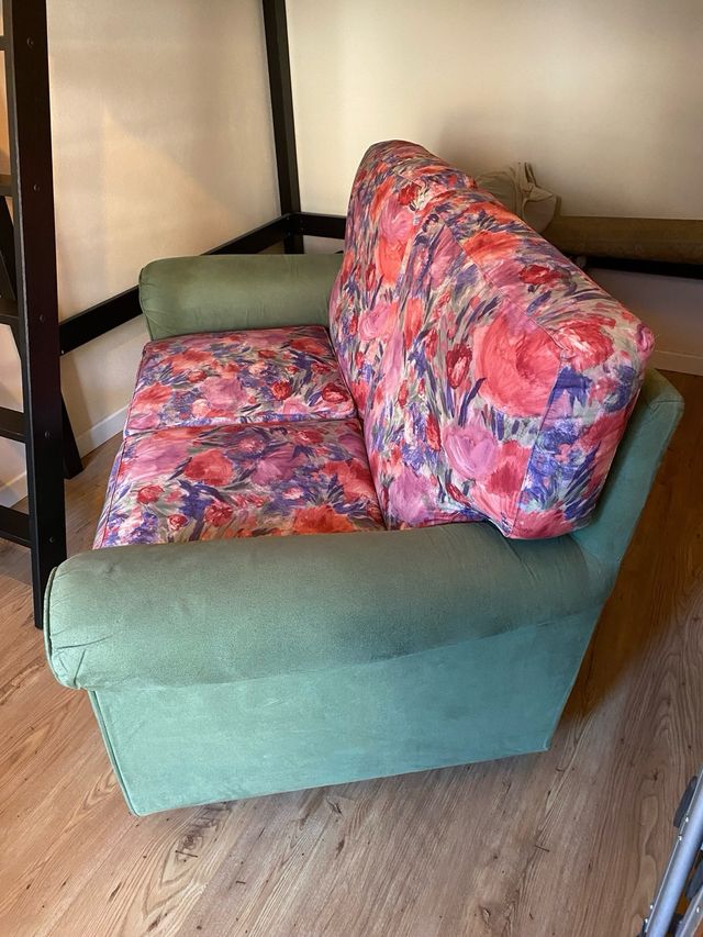 Due divani a due posti (vendo anche separati)