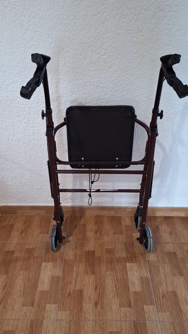 Andador adulto 4 ruedas y asiento