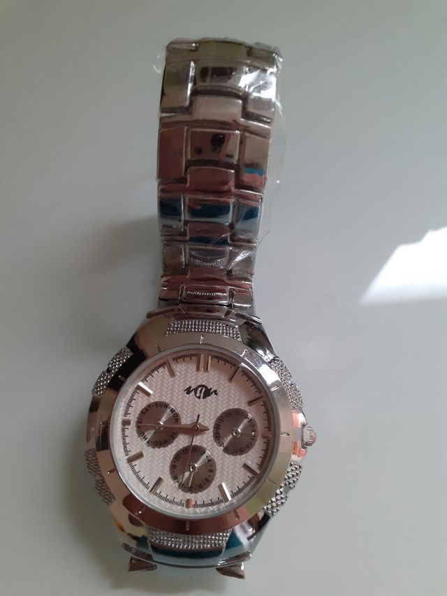 Reloj color plata muy bonito nuevo a estrenar