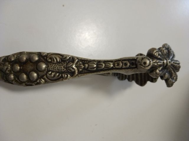 Schiaccianoci vintage in ottone