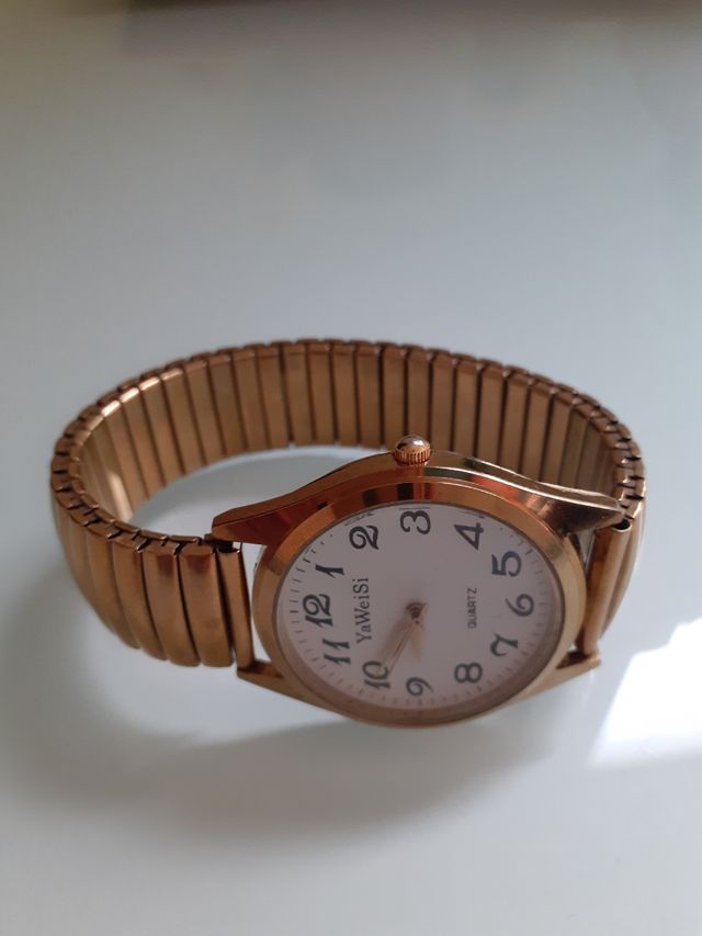 Reloj muy bonito en color dorado